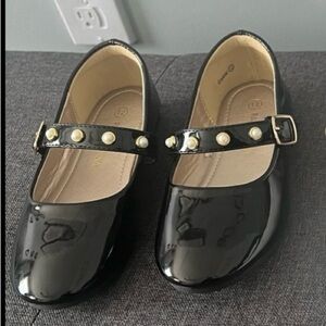 Girls dress shoes, size 12.